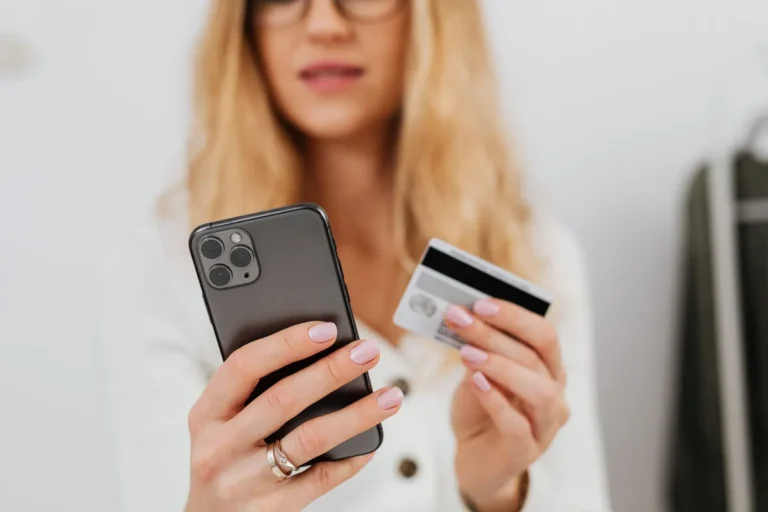 Vrouw rekent een online bestelling af op haar smartphone en kiest voor achteraf betalen