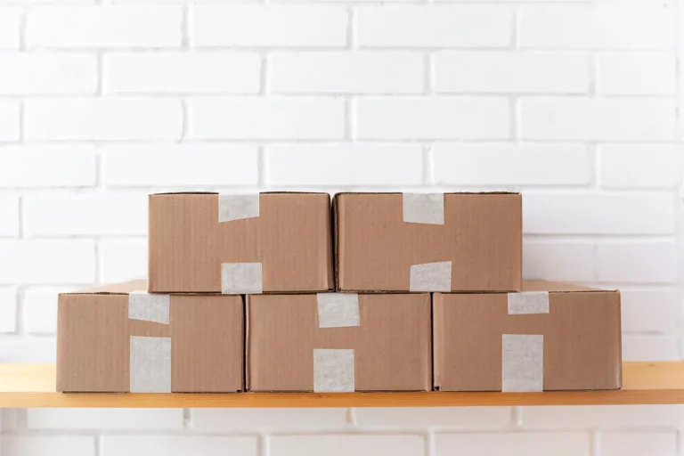 Pakketten in een magazijn klaar voor verzending, zoals bij dropshipping