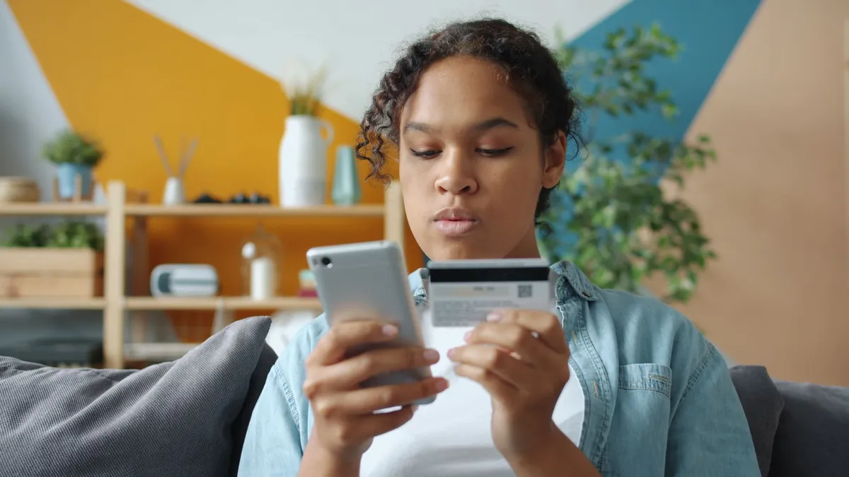 Iemand die op een smartphone een proefbestelling doet in een webshop